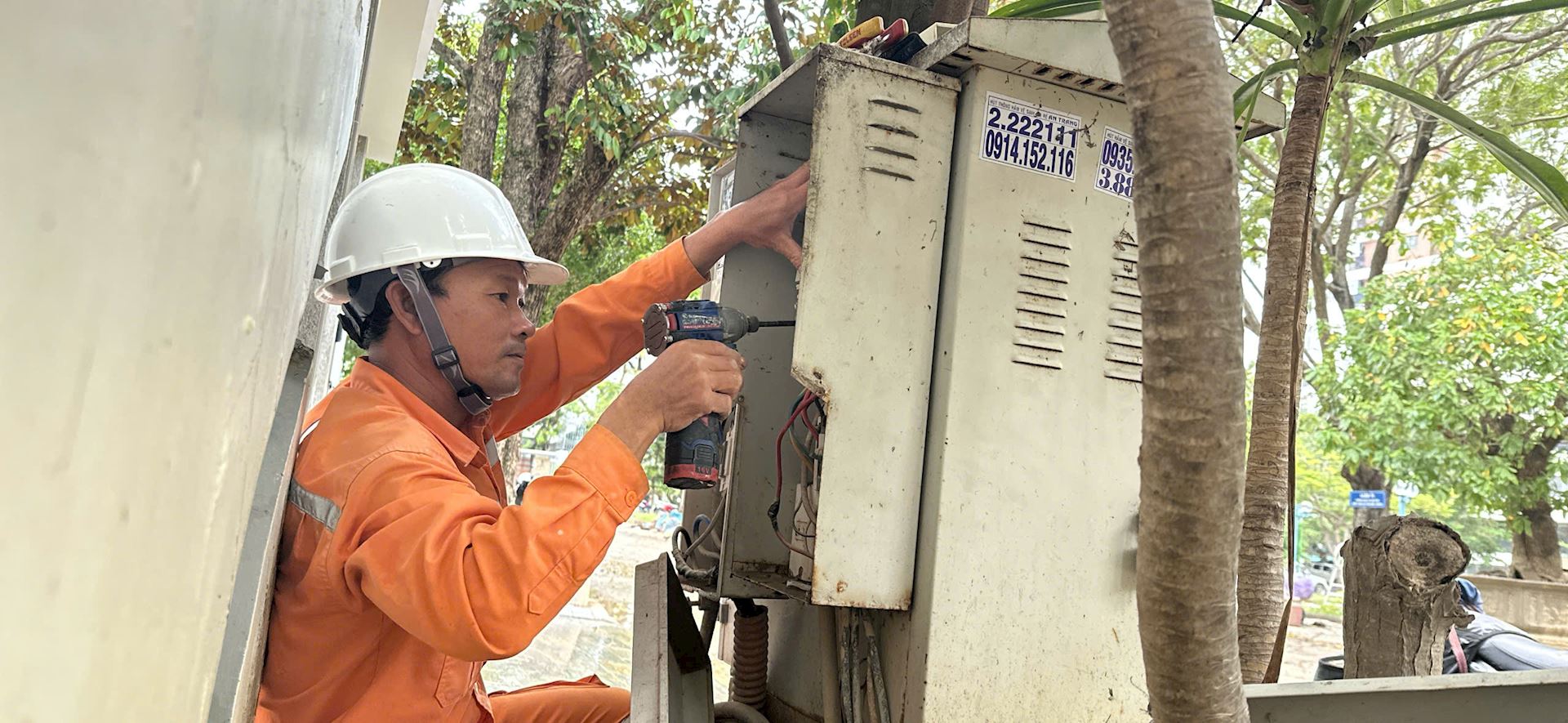 KHPC khẩn trương huy động tổng lực khôi phục cấp điện sau đợt lũ lịch sử tại Khánh Hòa 6