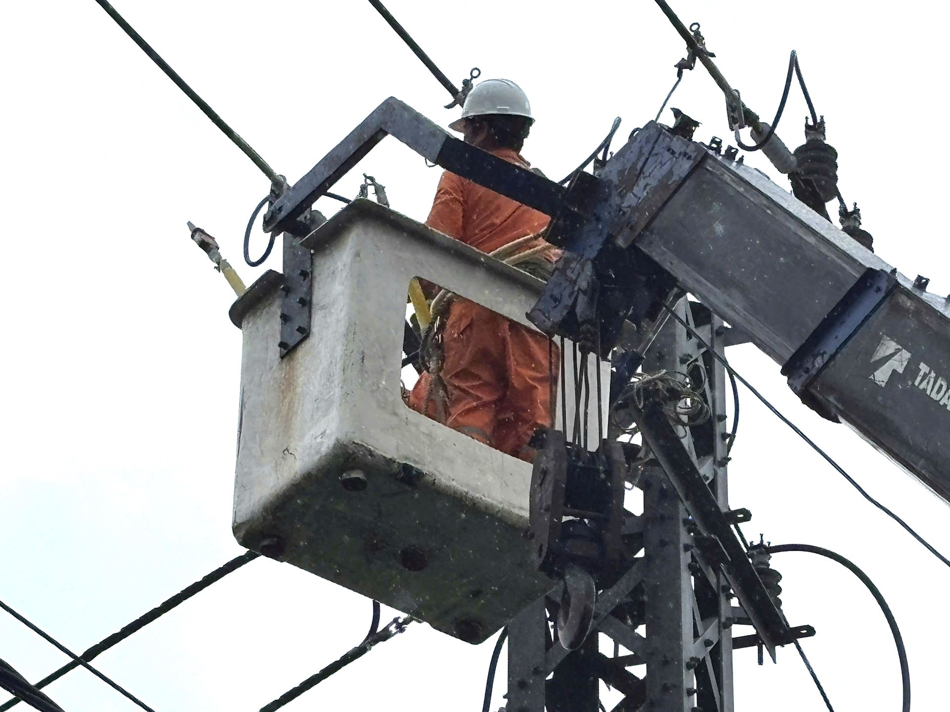 KHPC khẩn trương huy động tổng lực khôi phục cấp điện sau đợt lũ lịch sử tại Khánh Hòa 7