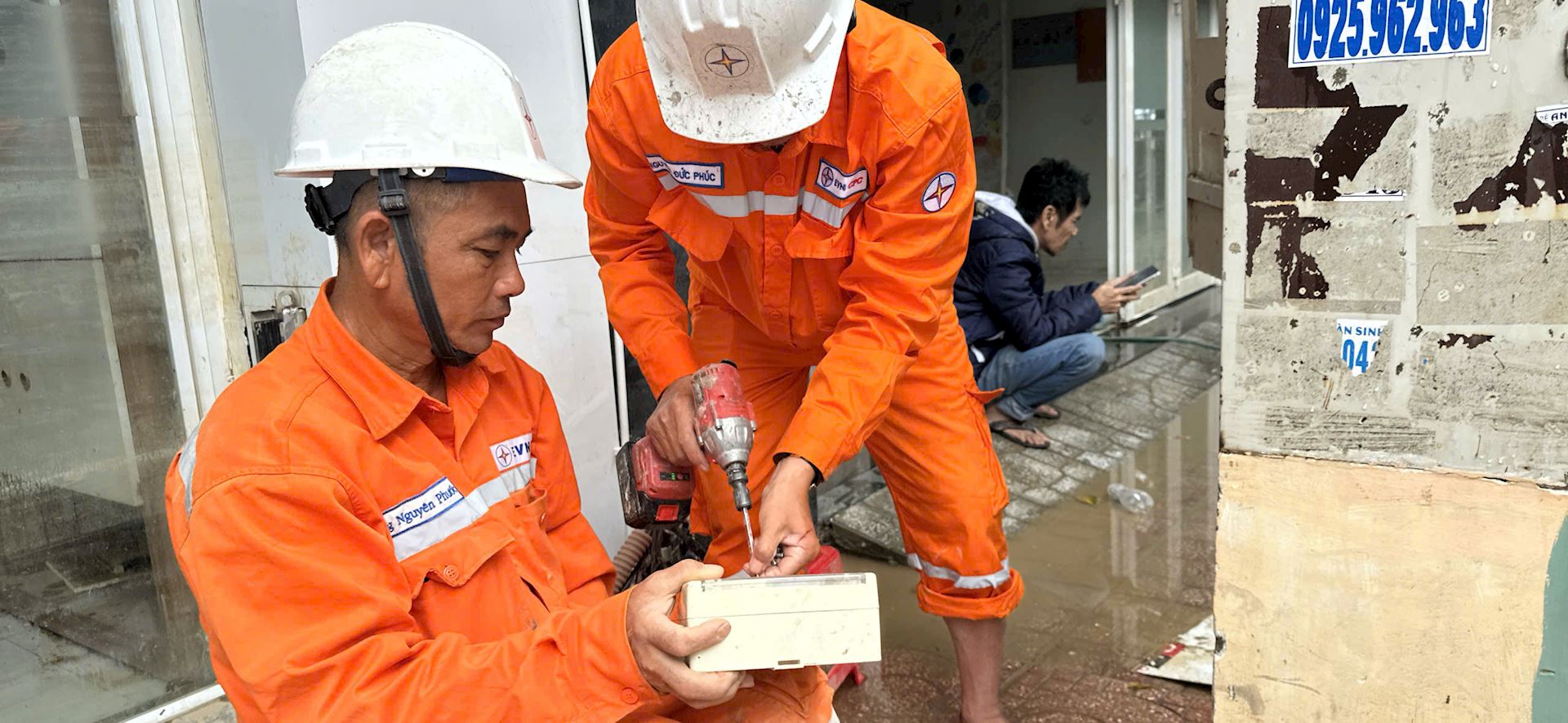 KHPC khẩn trương huy động tổng lực khôi phục cấp điện sau đợt lũ lịch sử tại Khánh Hòa 8