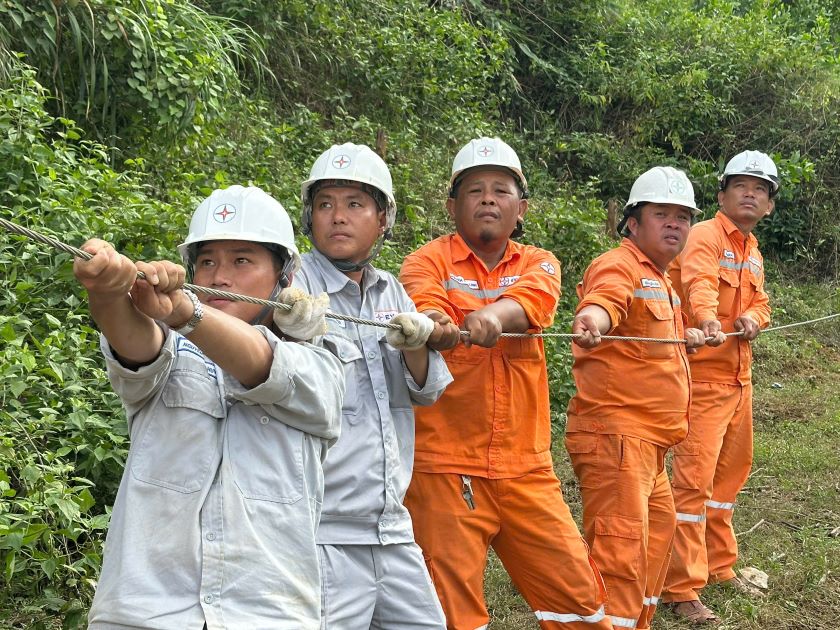 KHPC quyết tâm đóng điện trong 1 ngày, khôi phục tuyến 471-F6C tại Tây Khánh Vĩnh sau mưa lũ lịch sử