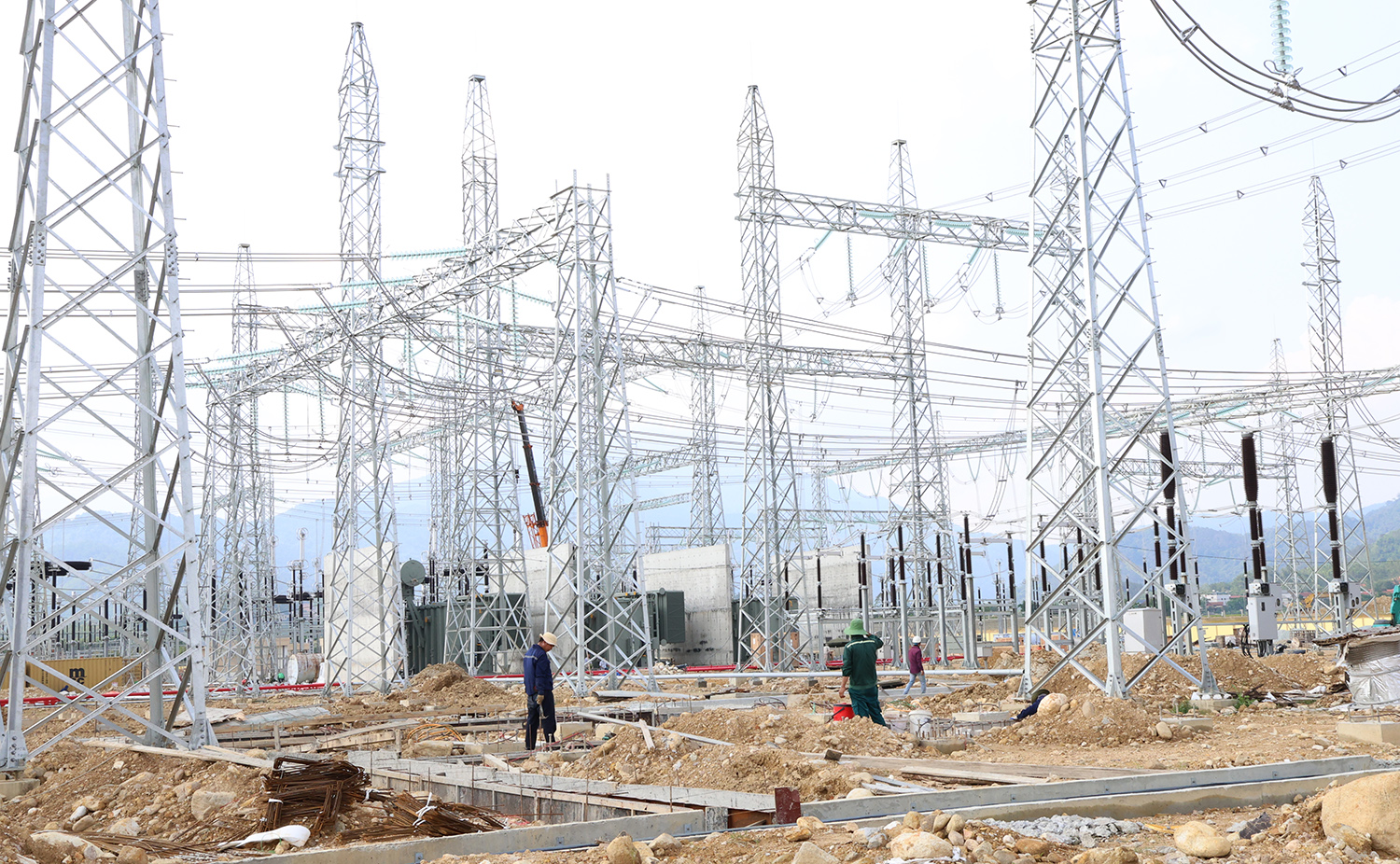 Kiểm tra tiến độ dự án truyền tải điện được chọn gắn biển chào mừng Đại hội Đảng bộ EVN lần thứ IV 1