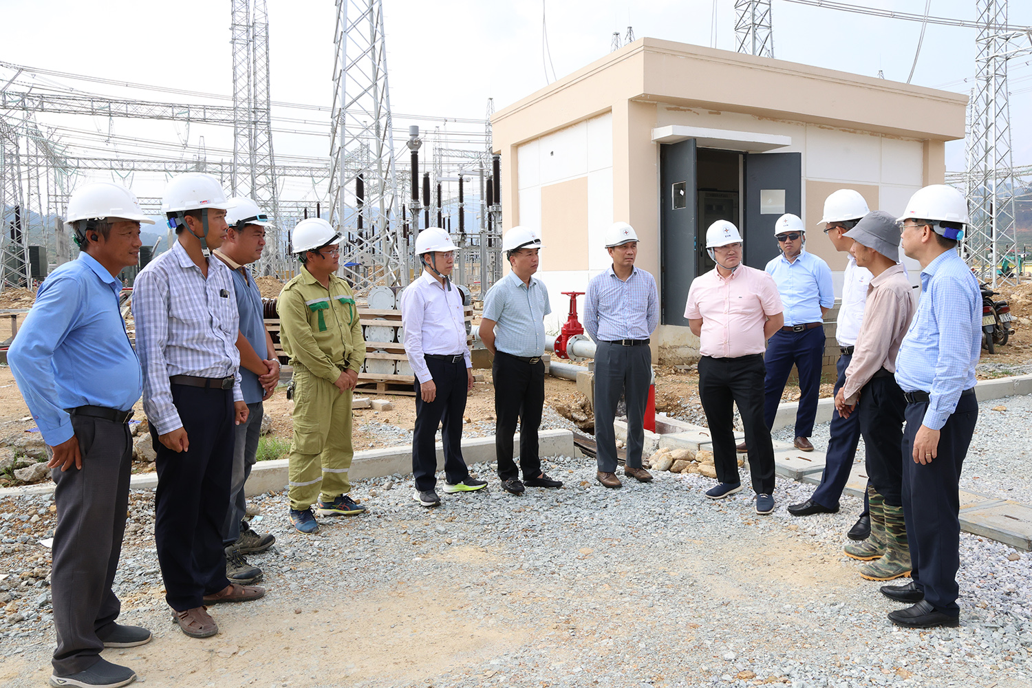 Kiểm tra tiến độ dự án truyền tải điện được chọn gắn biển chào mừng Đại hội Đảng bộ EVN lần thứ IV