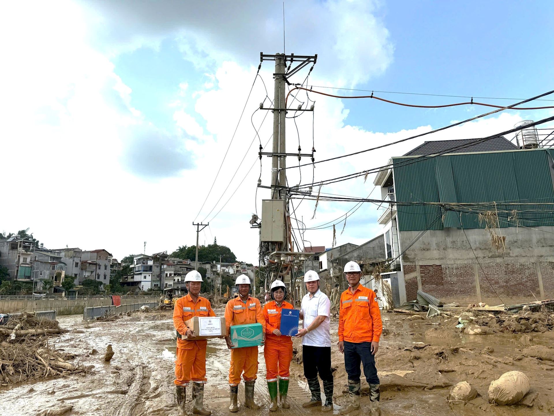 Lan tỏa những tấm gương CNVCLĐ điển hình tiên tiến xuất sắc của EVN trong phong trào thi đua yêu nước 3