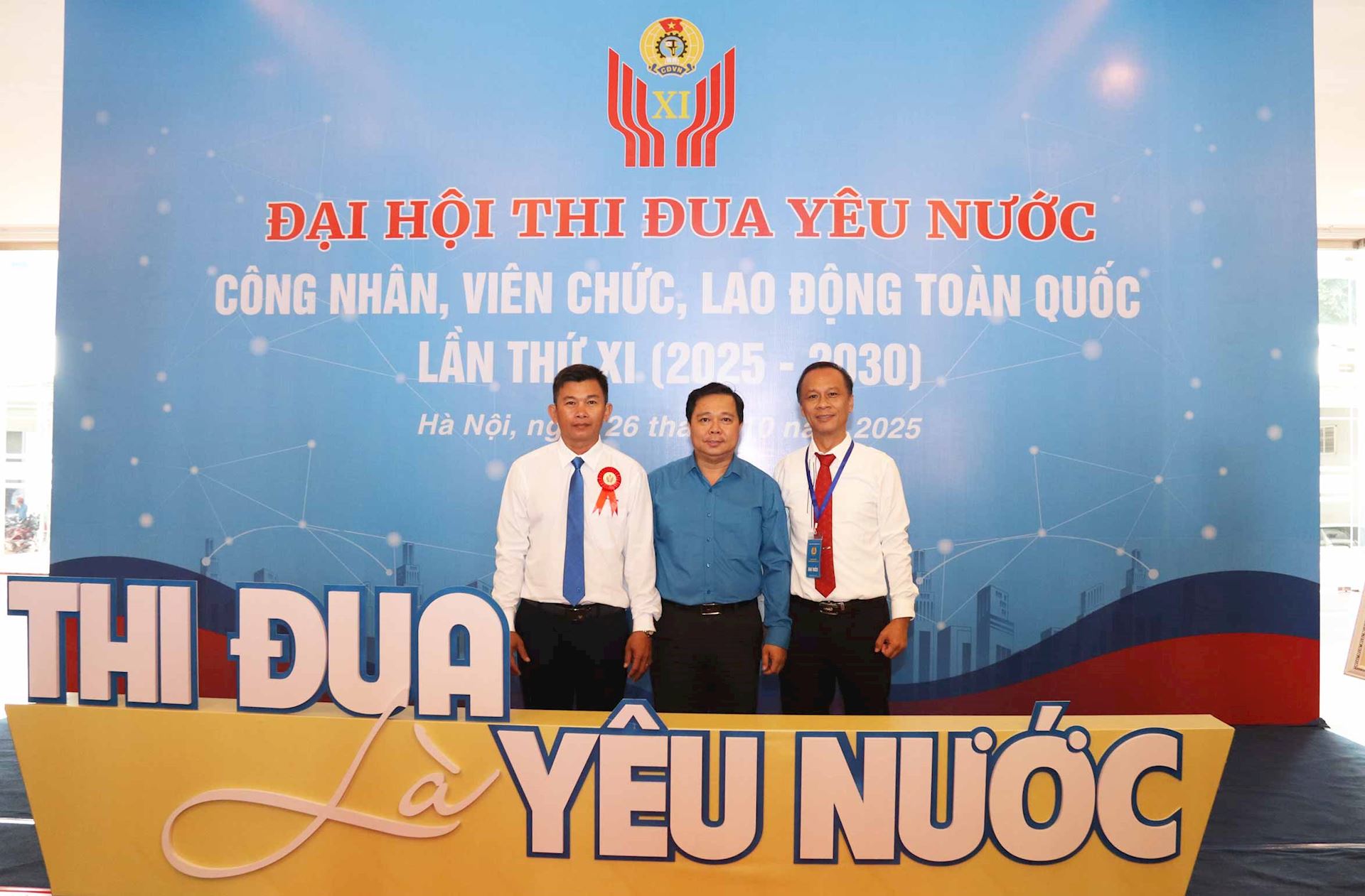 Lan tỏa những tấm gương CNVCLĐ điển hình tiên tiến xuất sắc của EVN trong phong trào thi đua yêu nước 7