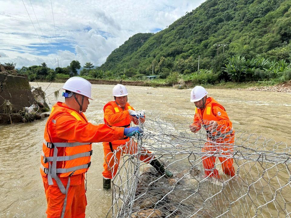 Lãnh đạo Công ty Điện lực Sơn La thăm hỏi, động viên CBCNV khắc phục sự cố sau bão lũ 1