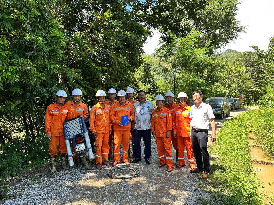 Lãnh đạo Công ty Điện lực Sơn La thăm hỏi, động viên CBCNV khắc phục sự cố sau bão lũ