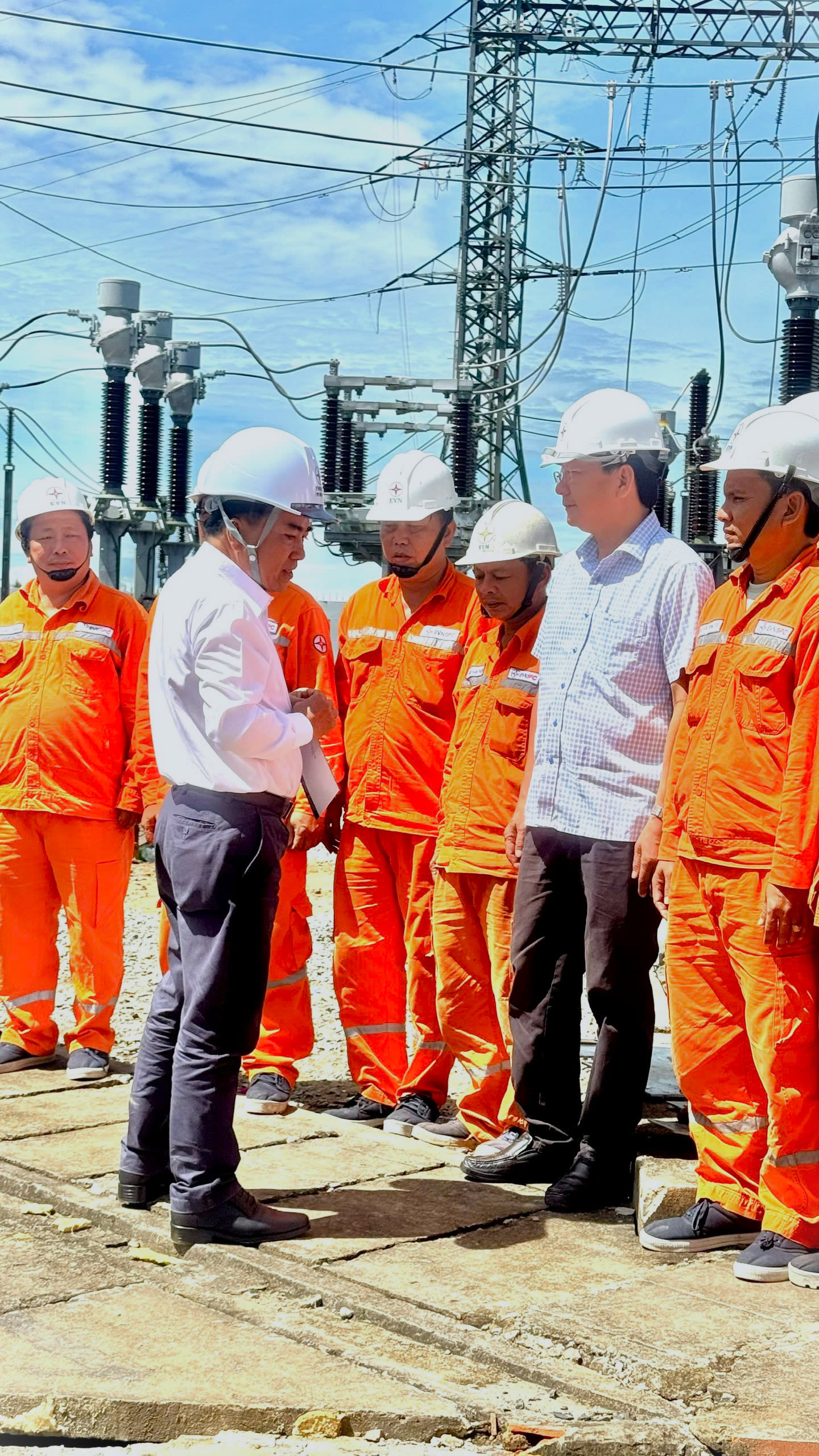 Lãnh đạo Công ty Điện lực Vĩnh Long thăm hỏi, động viên người lao động tại công trường 1
