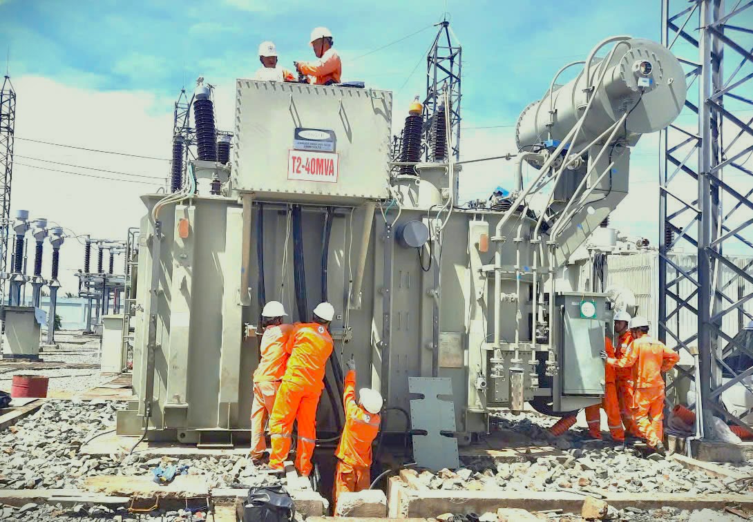 Lãnh đạo Công ty Điện lực Vĩnh Long thăm hỏi, động viên người lao động tại công trường 2