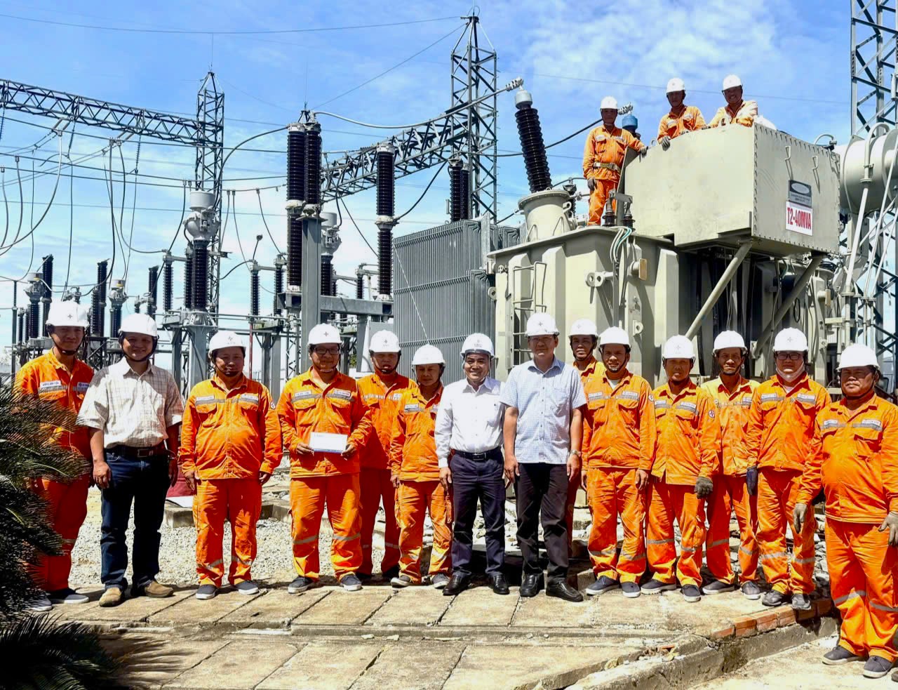Lãnh đạo Công ty Điện lực Vĩnh Long thăm hỏi, động viên người lao động tại công trường
