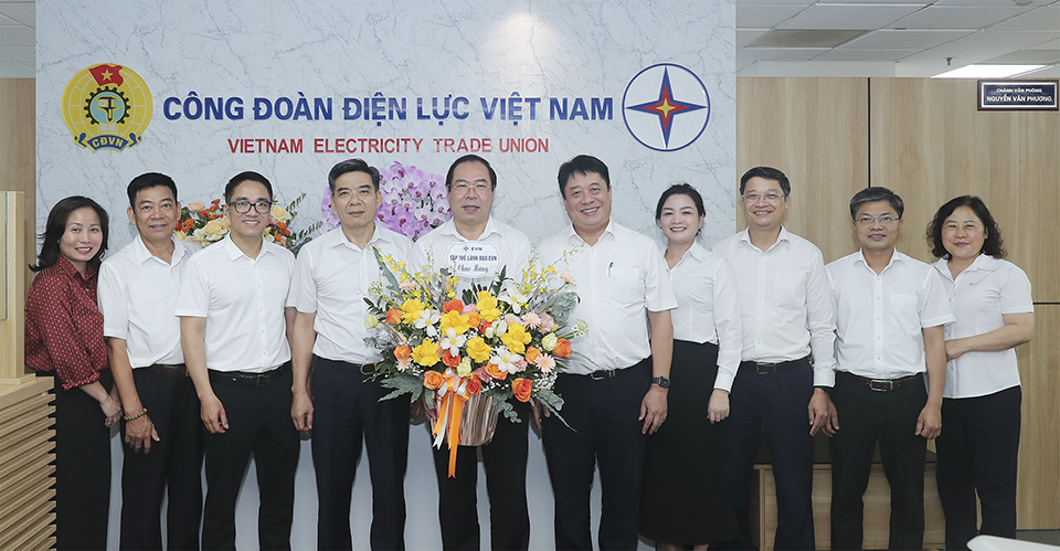 Lãnh đạo Đảng ủy EVN chúc mừng Công đoàn Điện lực Việt Nam nhân kỷ niệm 96 năm Ngày thành lập Công đoàn Việt Nam