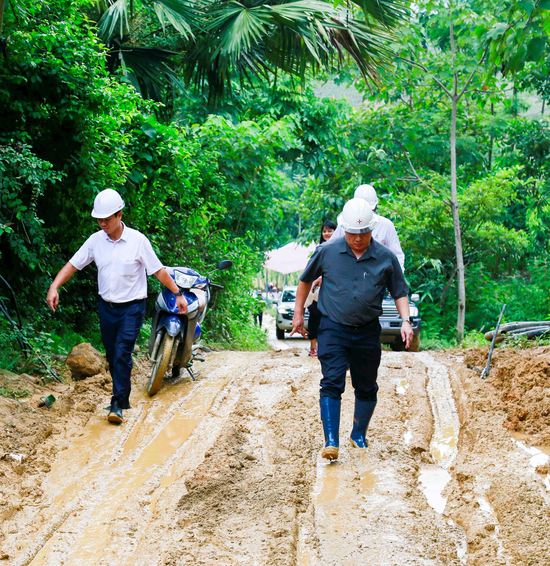 Lãnh đạo EVN đến tận vị trí cột đường dây 500kV Lào Cai – Vĩnh Yên thăm hỏi, động viên các đơn vị thi công 1