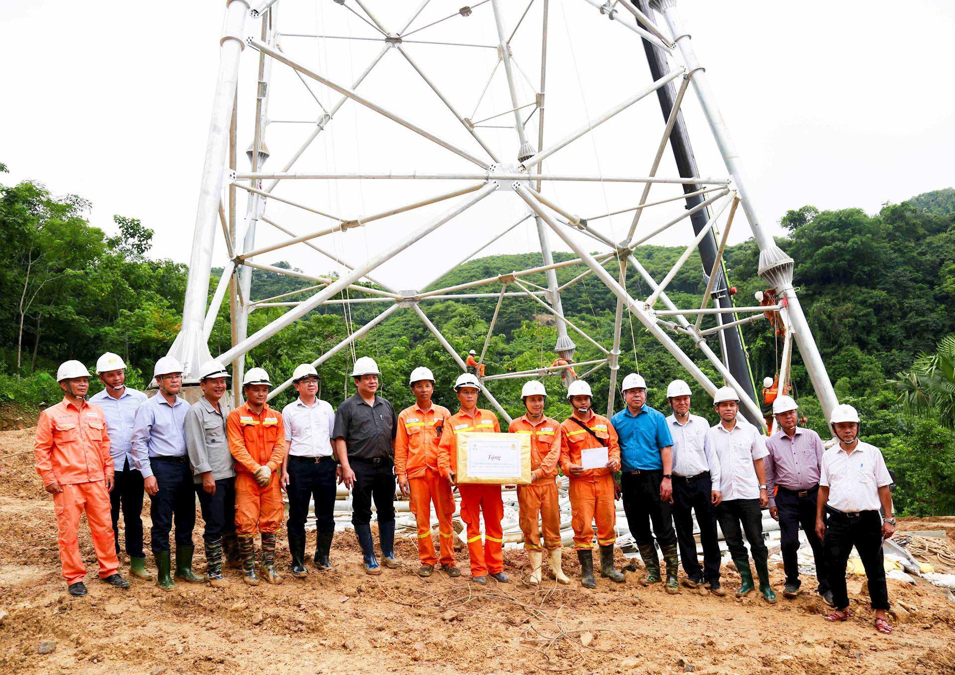 Lãnh đạo EVN đến tận vị trí cột đường dây 500kV Lào Cai – Vĩnh Yên thăm hỏi, động viên các đơn vị thi công 3