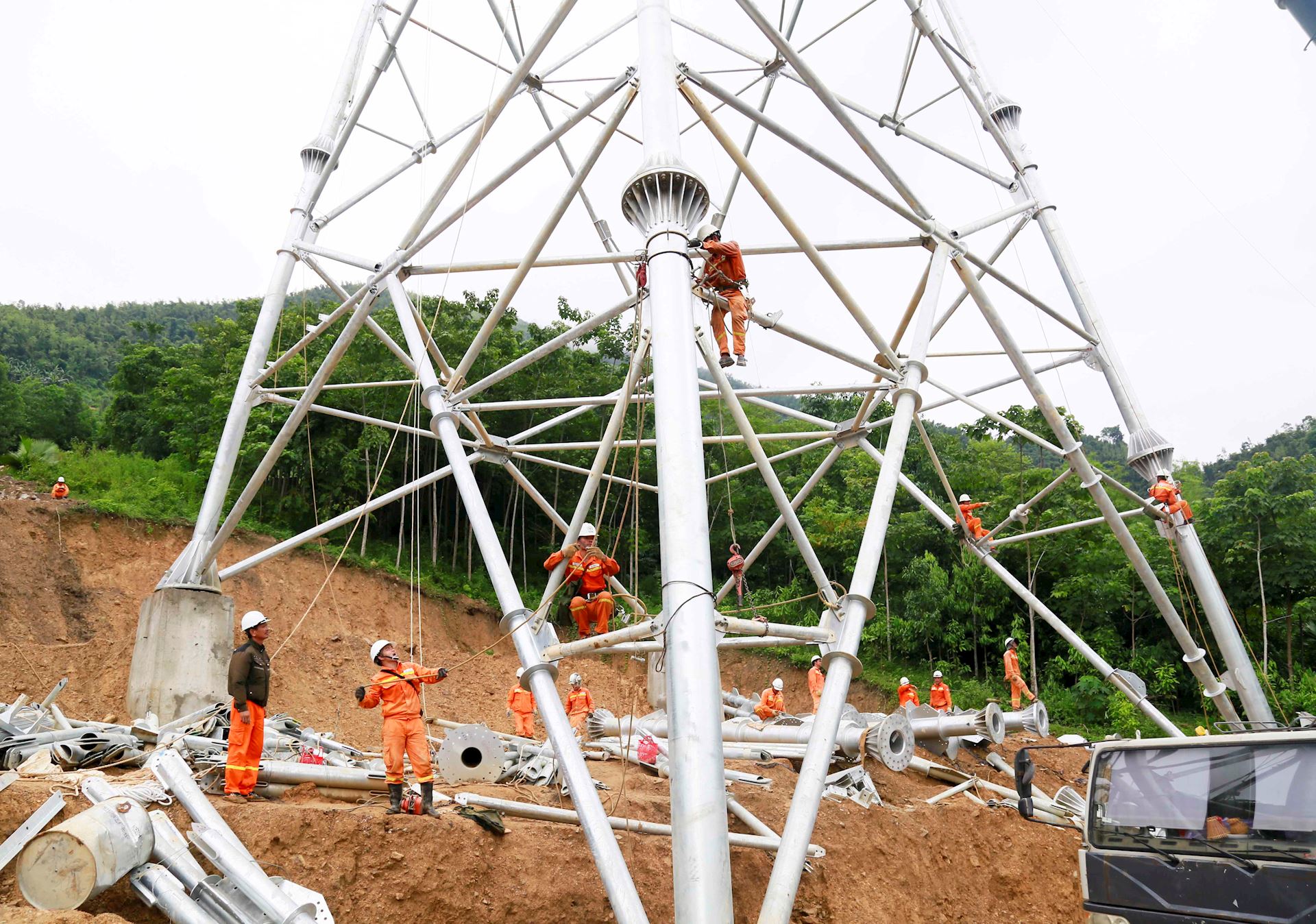 Lãnh đạo EVN đến tận vị trí cột đường dây 500kV Lào Cai – Vĩnh Yên thăm hỏi, động viên các đơn vị thi công 4