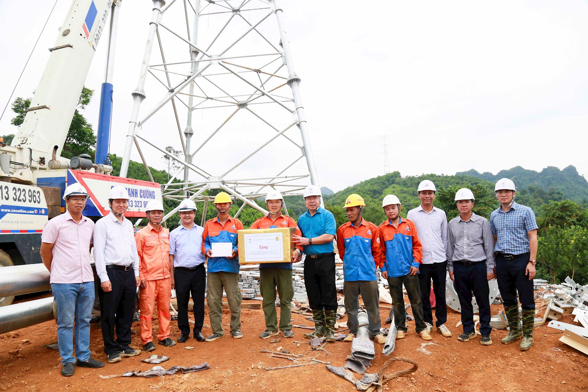 Lãnh đạo EVN đến tận vị trí cột đường dây 500kV Lào Cai – Vĩnh Yên thăm hỏi, động viên các đơn vị thi công 6