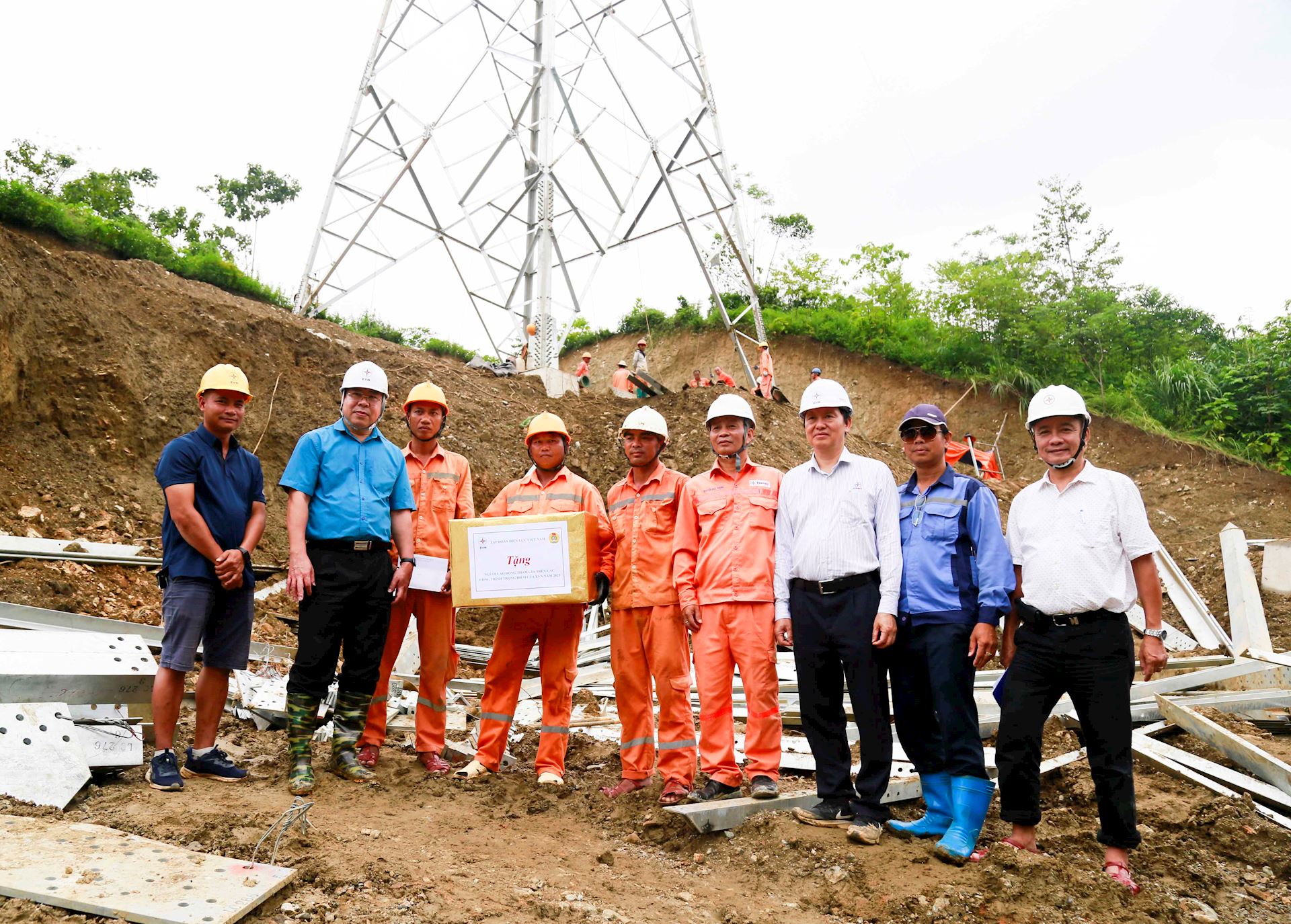 Lãnh đạo EVN đến tận vị trí cột đường dây 500kV Lào Cai – Vĩnh Yên thăm hỏi, động viên các đơn vị thi công 7