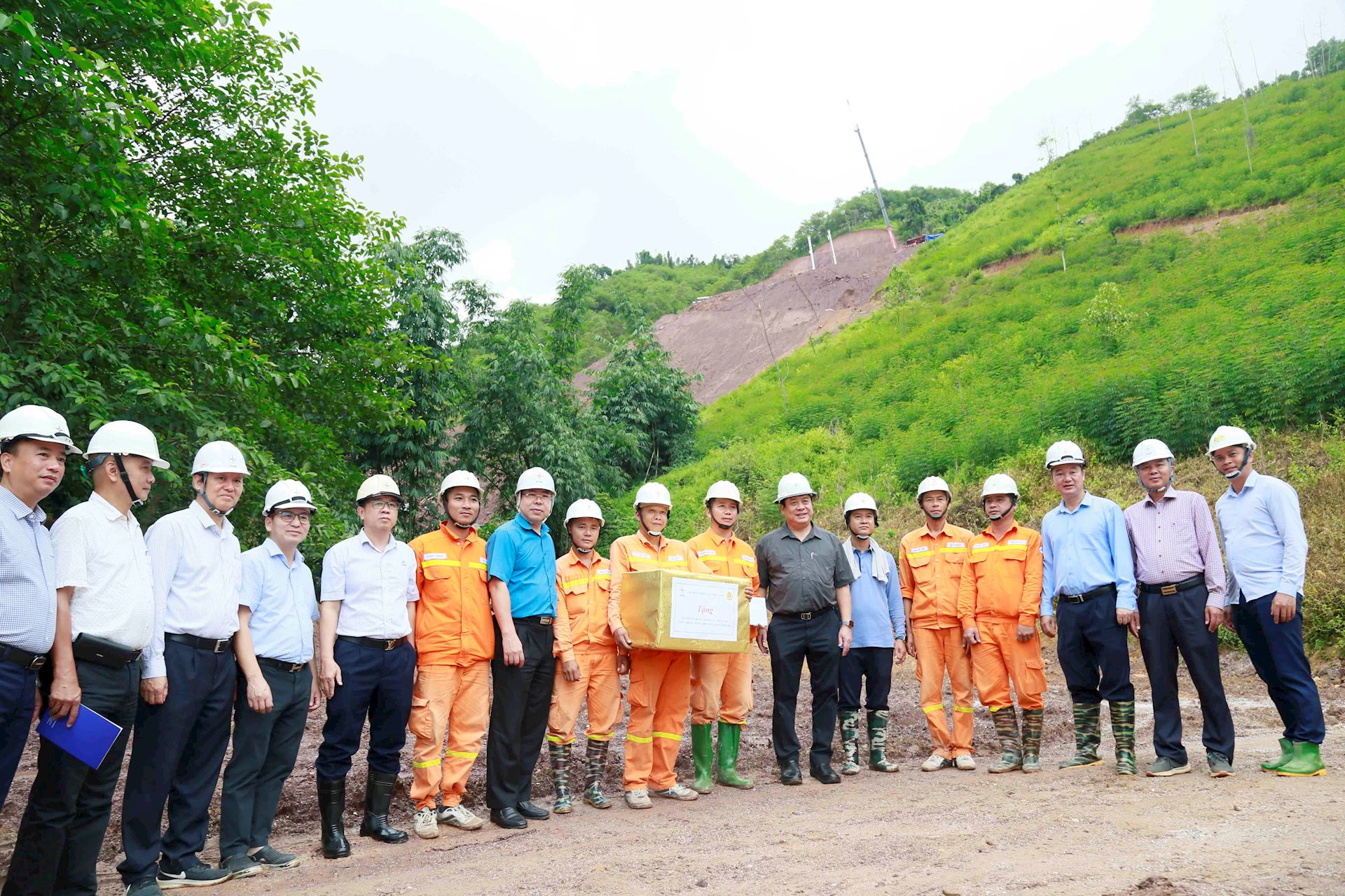Lãnh đạo EVN đến tận vị trí cột đường dây 500kV Lào Cai – Vĩnh Yên thăm hỏi, động viên các đơn vị thi công