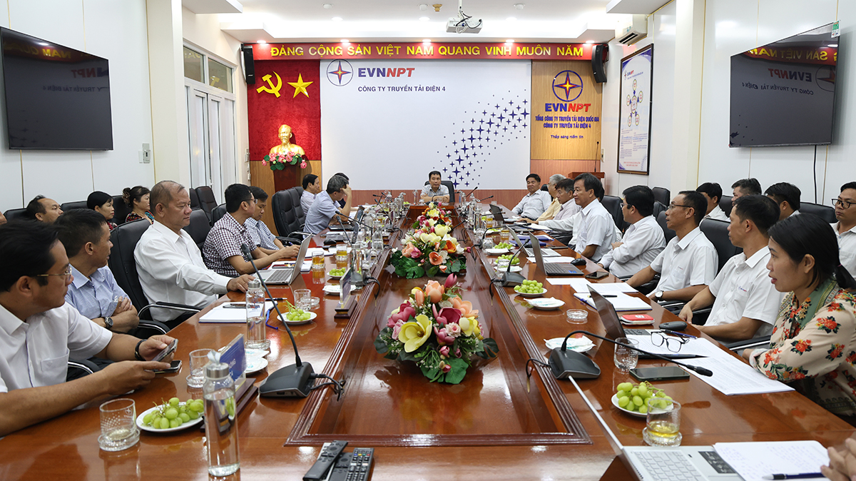 Lãnh đạo EVNNPT, Công đoàn EVNNPT lắng nghe ý kiến người lao động Đội truyền tải điện Đồng Nai sau sắp xếp tinh gọn bộ máy