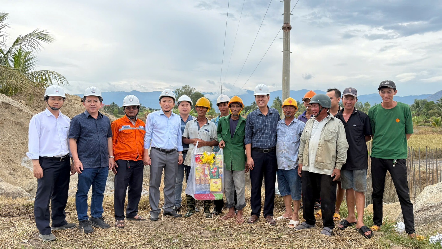Lãnh đạo EVNSPC kiểm tra công trường, động viên người lao động thi công xuyên dịp Lễ 30/4-1/5/2025 2