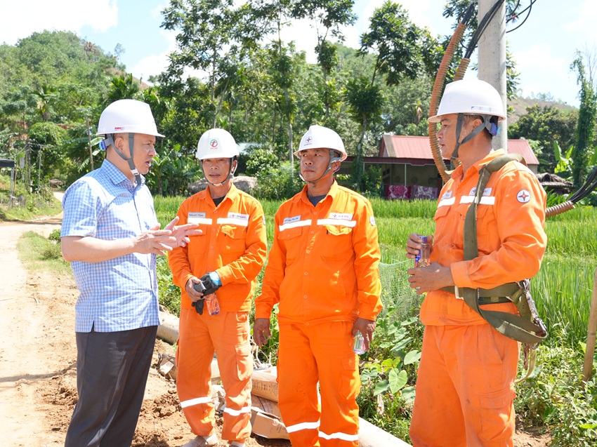 Lãnh đạo luôn sát cánh cùng thợ điện tuyến đầu khắc phục hậu quả bão số 10 2