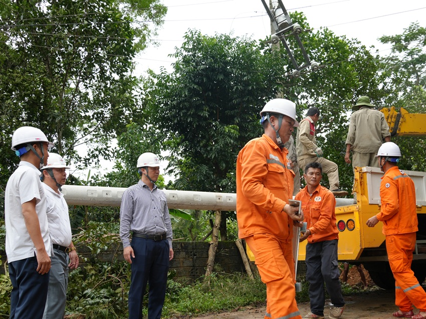 Lãnh đạo luôn sát cánh cùng thợ điện tuyến đầu khắc phục hậu quả bão số 10