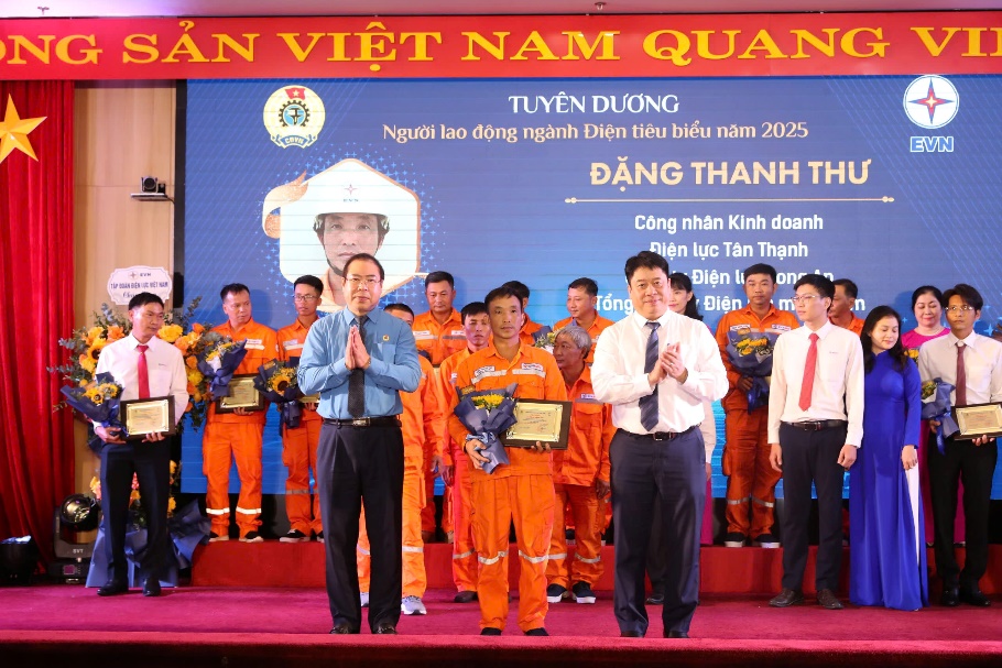NGƯỜI CÔNG NHÂN NGÀNH ĐIỆN TIÊU BIỂU CỦA MẢNH ĐẤT “TRUNG DŨNG KIÊN CƯỜNG” 1