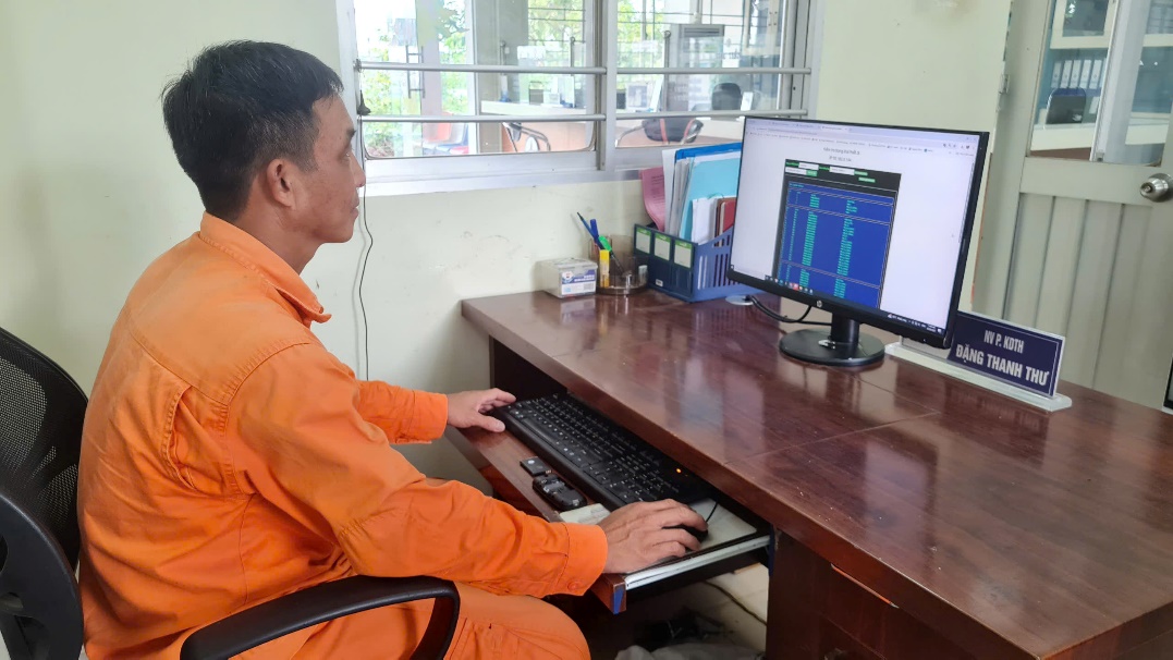NGƯỜI CÔNG NHÂN NGÀNH ĐIỆN TIÊU BIỂU CỦA MẢNH ĐẤT “TRUNG DŨNG KIÊN CƯỜNG”