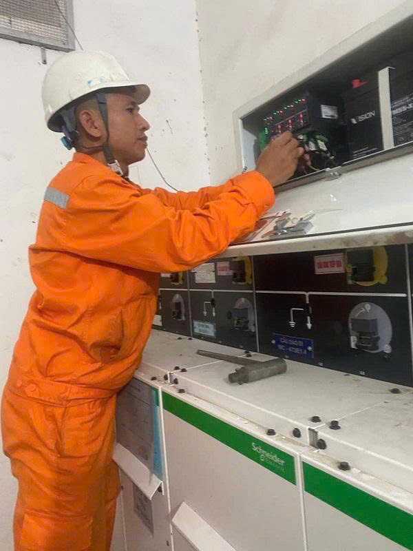 Người công nhân quản lý vận hành nhiệt huyết, yêu nghề Điện 1