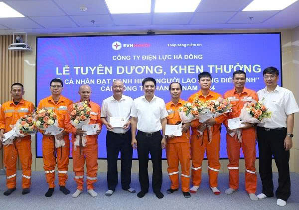 Người công nhân quản lý vận hành nhiệt huyết, yêu nghề Điện 2