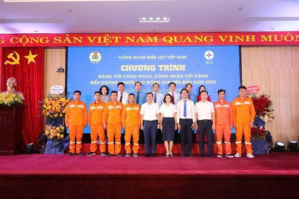 Người công nhân quản lý vận hành nhiệt huyết, yêu nghề Điện 3