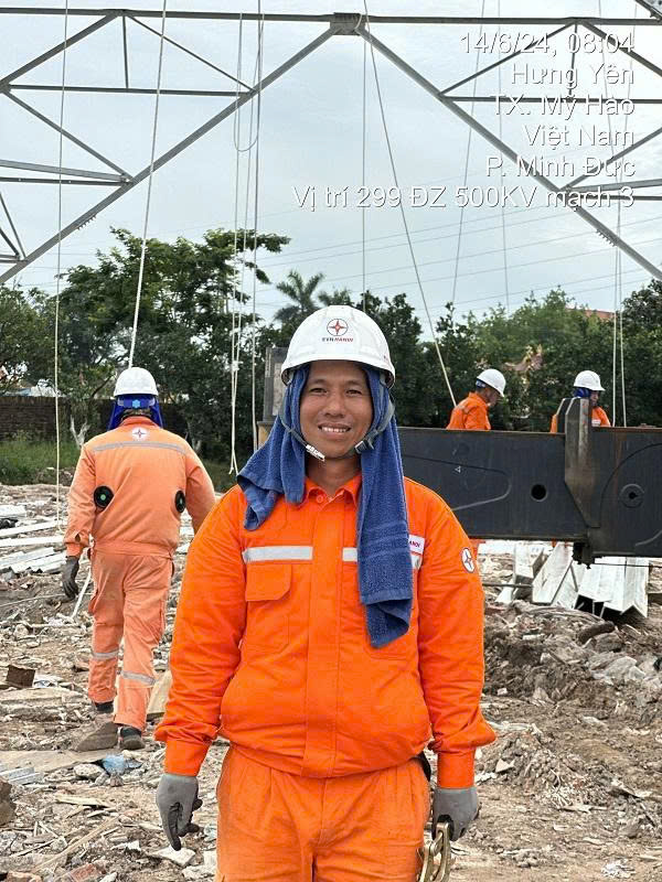Người công nhân quản lý vận hành nhiệt huyết, yêu nghề Điện