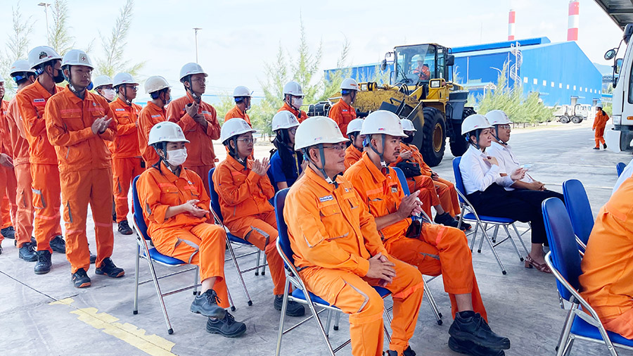 Người lao động Nhà máy Nhiệt điện Vĩnh Tân 4 ra quân trồng cây xanh, hưởng ứng Ngày Môi trường Thế giới và Tháng hành động vì Môi trường năm 2025 1