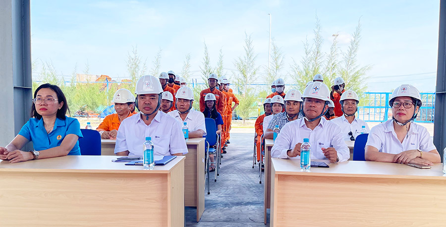 Người lao động Nhà máy Nhiệt điện Vĩnh Tân 4 ra quân trồng cây xanh, hưởng ứng Ngày Môi trường Thế giới và Tháng hành động vì Môi trường năm 2025 2