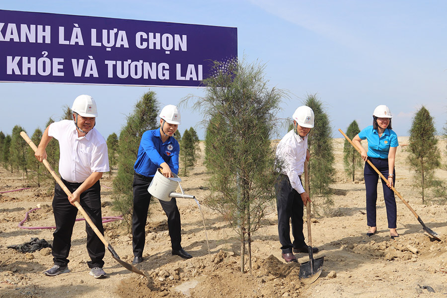 Người lao động Nhà máy Nhiệt điện Vĩnh Tân 4 ra quân trồng cây xanh, hưởng ứng Ngày Môi trường Thế giới và Tháng hành động vì Môi trường năm 2025 3
