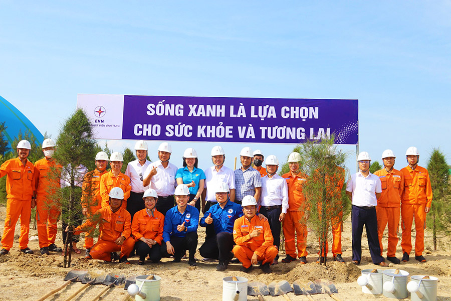 Người lao động Nhà máy Nhiệt điện Vĩnh Tân 4 ra quân trồng cây xanh, hưởng ứng Ngày Môi trường Thế giới và Tháng hành động vì Môi trường năm 2025 8