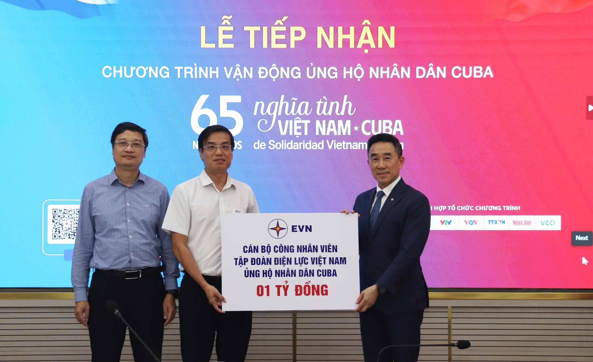 Người lao động Tập đoàn Điện lực Việt Nam (EVN) ủng hộ Nhân dân Cuba 1 tỷ đồng