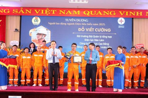 Người thợ điện giữ lửa nơi vùng cao 9