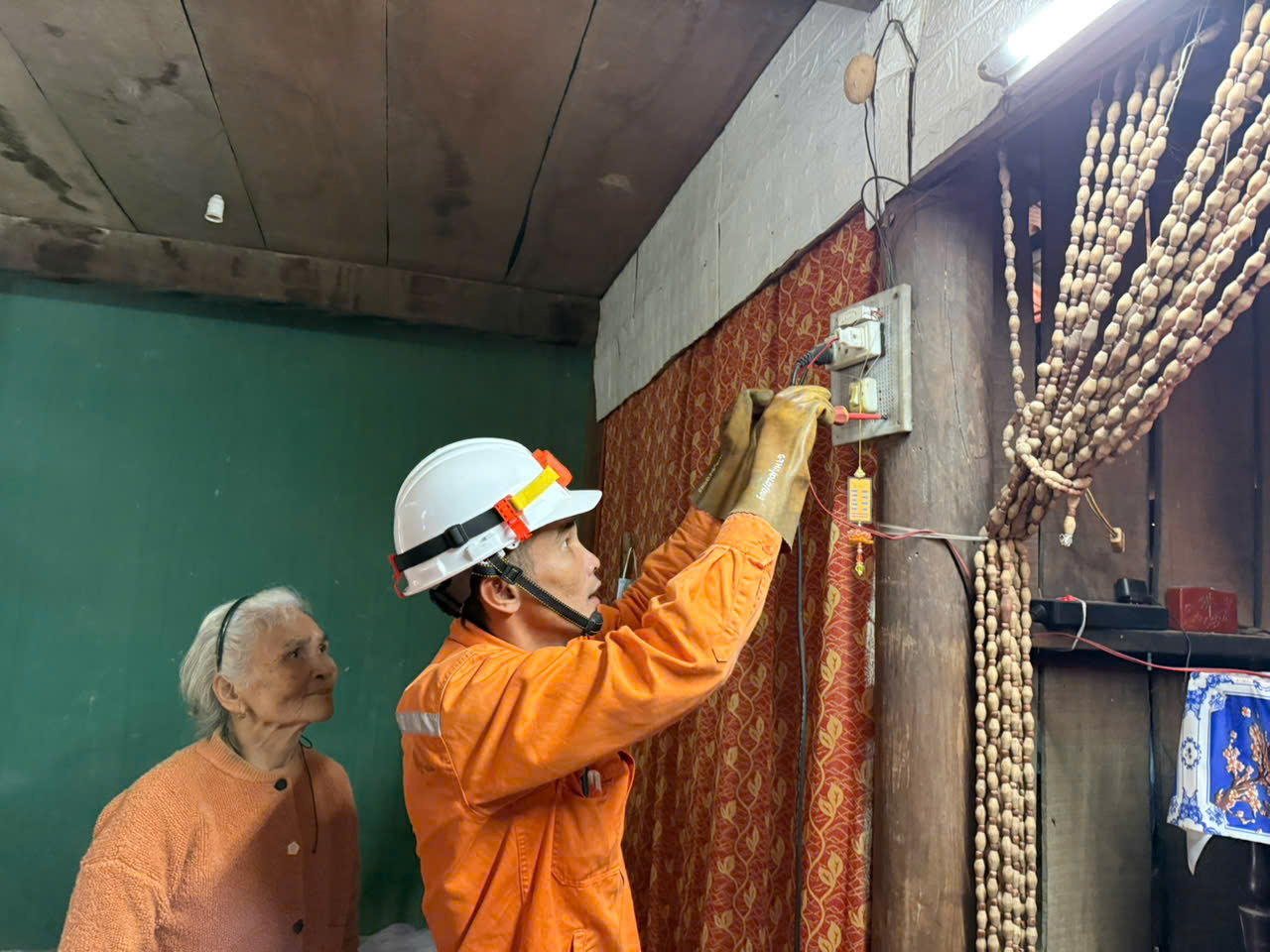 PC Đà Nẵng chung tay thực hiện “Chiến dịch Quang Trung”: Khẩn trương cấp điện, đồng hành cùng người dân vùng thiên tai