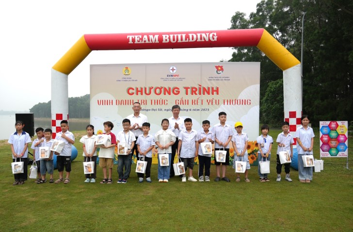 PC Yên Bái: Biểu dương, khen thưởng con cán bộ công nhân viên đạt thành tích xuất sắc trong năm học 2024-2025 1