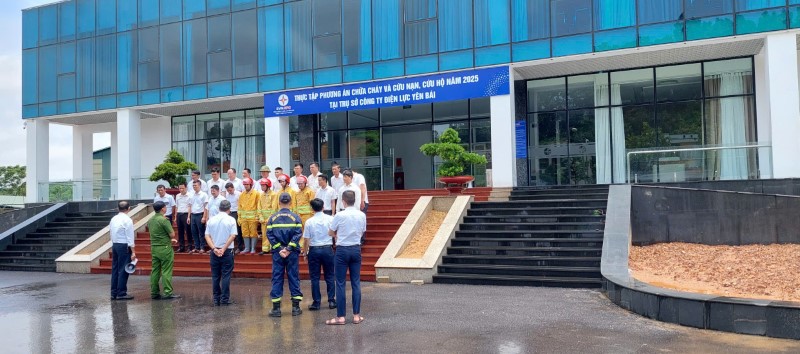 PC Yên Bái huấn luyện nghiệp vụ, thực tập phương án phòng cháy chữa cháy năm 2025 9