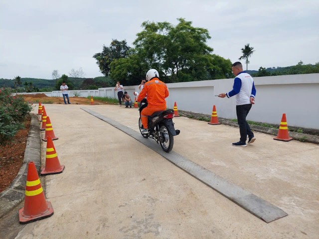PC Yên Bái: Nâng cao kiến thức và kỹ năng lái xe an toàn cho hơn 200 cán bộ, nhân viên 5