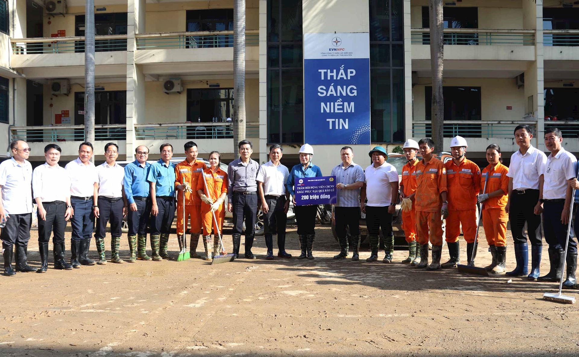 Phó Bí thư Đảng ủy EVN Nguyễn Hữu Tuấn trực tiếp thăm hỏi, động viên CBCNV PC Thái Nguyên đang khắc phục hậu quả mưa lũ 2