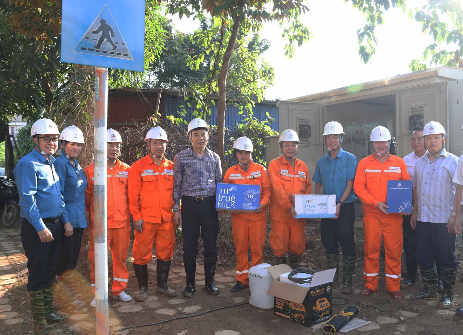 Phó Bí thư Đảng ủy EVN Nguyễn Hữu Tuấn trực tiếp thăm hỏi, động viên CBCNV PC Thái Nguyên đang khắc phục hậu quả mưa lũ 3