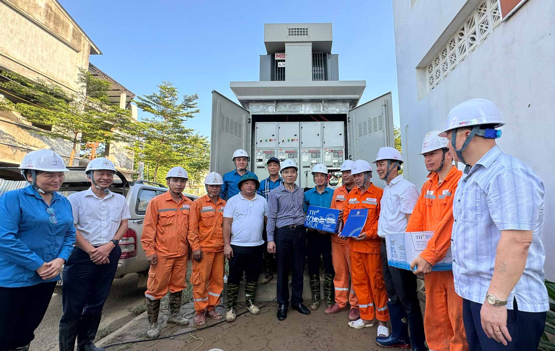 Phó Bí thư Đảng ủy EVN Nguyễn Hữu Tuấn trực tiếp thăm hỏi, động viên CBCNV PC Thái Nguyên đang khắc phục hậu quả mưa lũ 4