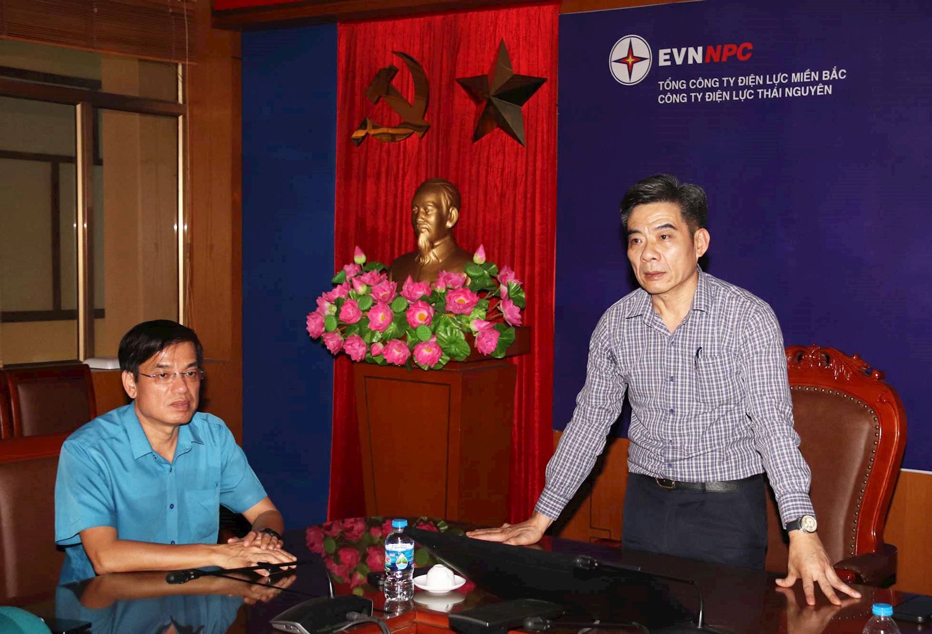 Phó Bí thư Đảng ủy EVN Nguyễn Hữu Tuấn trực tiếp thăm hỏi, động viên CBCNV PC Thái Nguyên đang khắc phục hậu quả mưa lũ