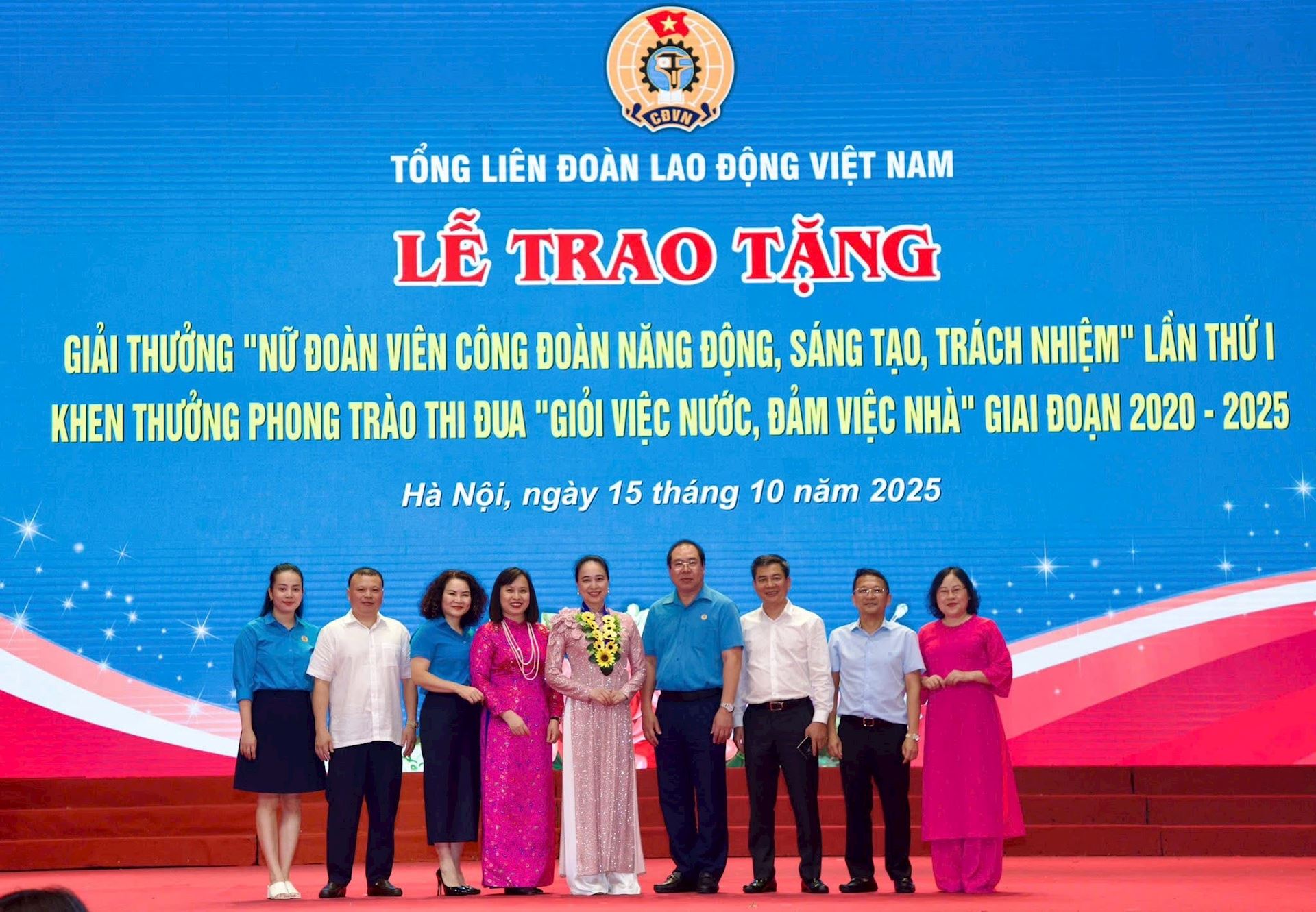Phó Chủ tịch Công đoàn EVNHANOI được vinh danh tại Lễ trao tặng Giải thưởng “Nữ đoàn viên Công đoàn năng động, sáng tạo, trách nhiệm” lần thứ I, năm 2025 1