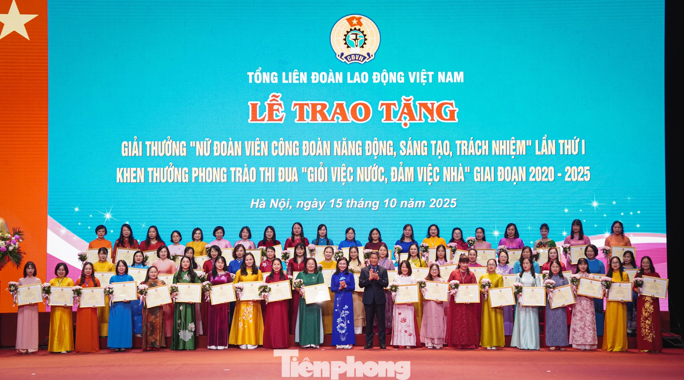 Phó Chủ tịch Công đoàn EVNHANOI được vinh danh tại Lễ trao tặng Giải thưởng “Nữ đoàn viên Công đoàn năng động, sáng tạo, trách nhiệm” lần thứ I, năm 2025 2