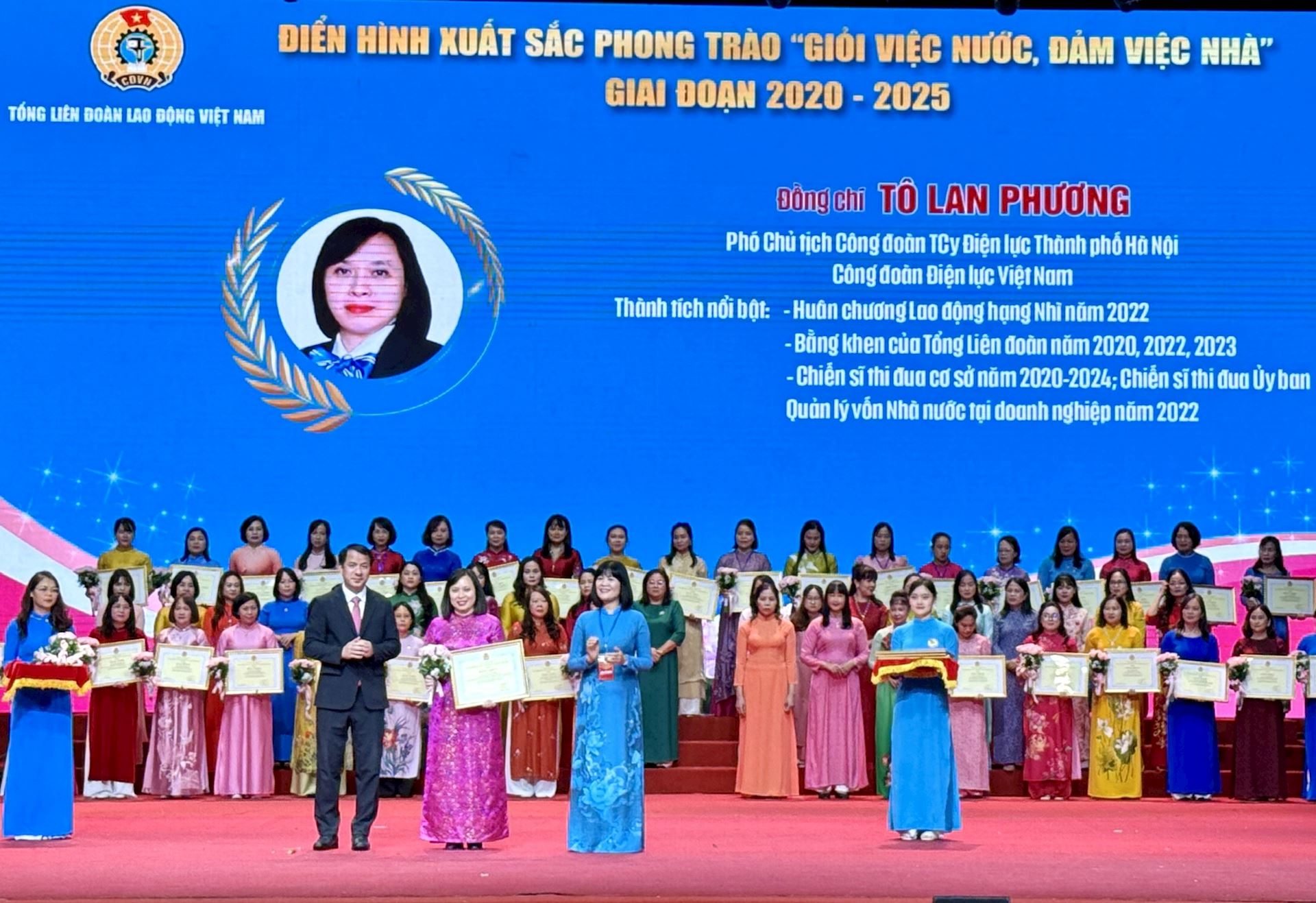 Phó Chủ tịch Công đoàn EVNHANOI được vinh danh tại Lễ trao tặng Giải thưởng “Nữ đoàn viên Công đoàn năng động, sáng tạo, trách nhiệm” lần thứ I, năm 2025