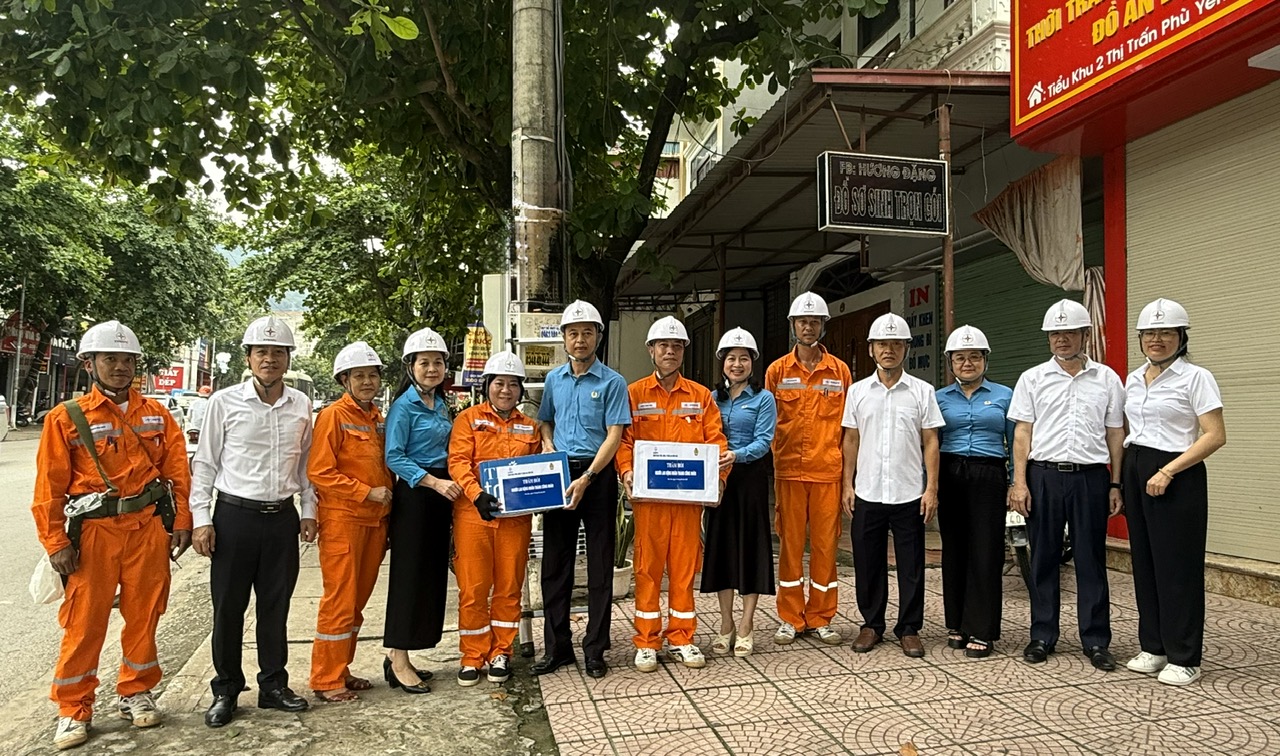 Phó Chủ tịch Công đoàn EVNNPC thăm và động viên người lao động nhân dịp Tháng Công nhân 2025