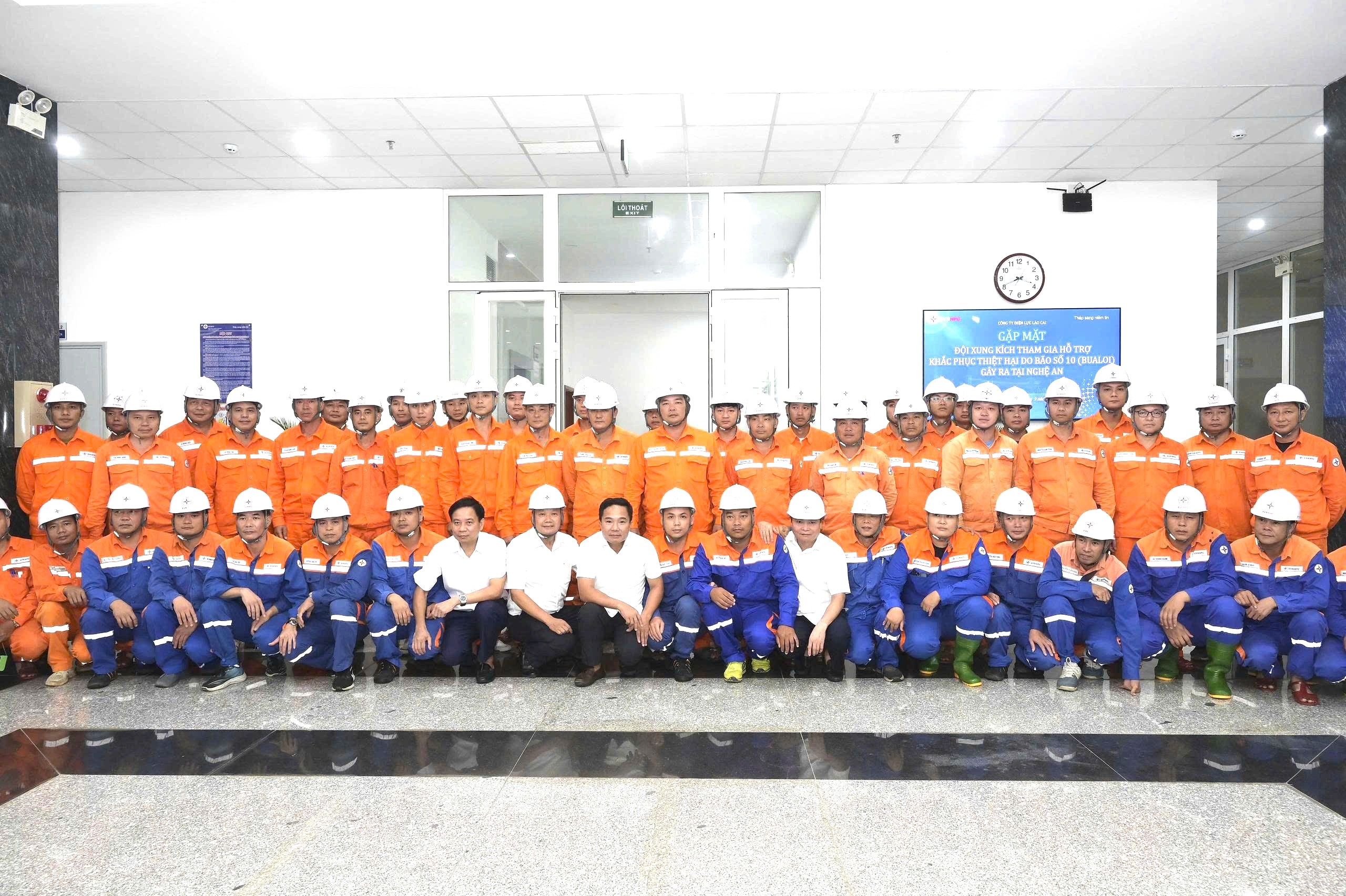 Sinh nhật trên đỉnh cột điện: Gửi ánh sáng từ Lào Cai đến Nghệ An sau bão dữ 4