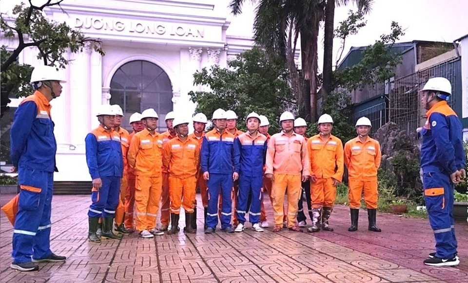 Sinh nhật trên đỉnh cột điện: Gửi ánh sáng từ Lào Cai đến Nghệ An sau bão dữ 5